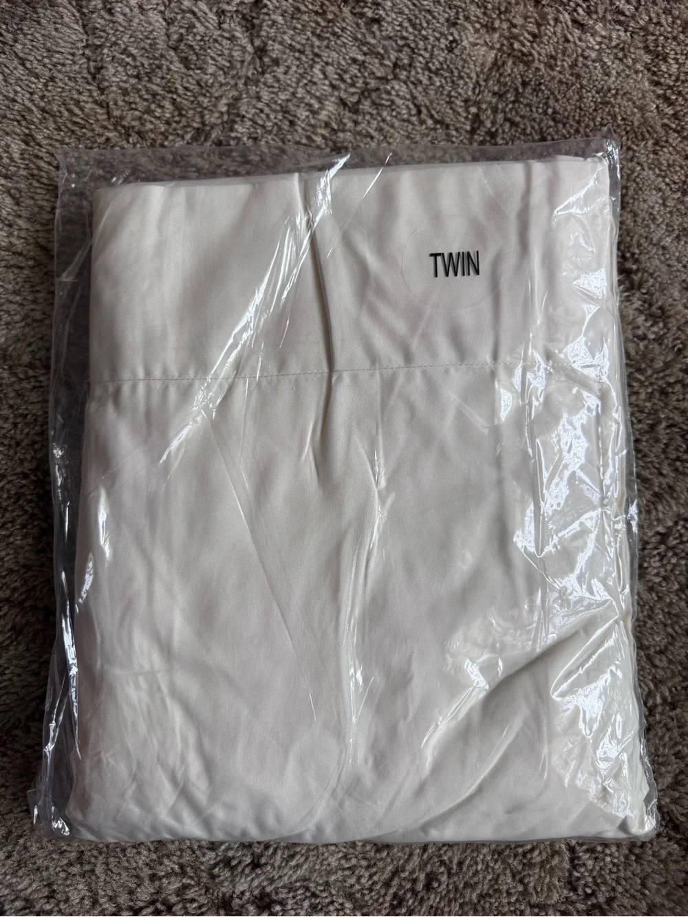 Plush White Twin sheet set with 1 flat sheet, 1 fitted sheet and 2 pillow cases
